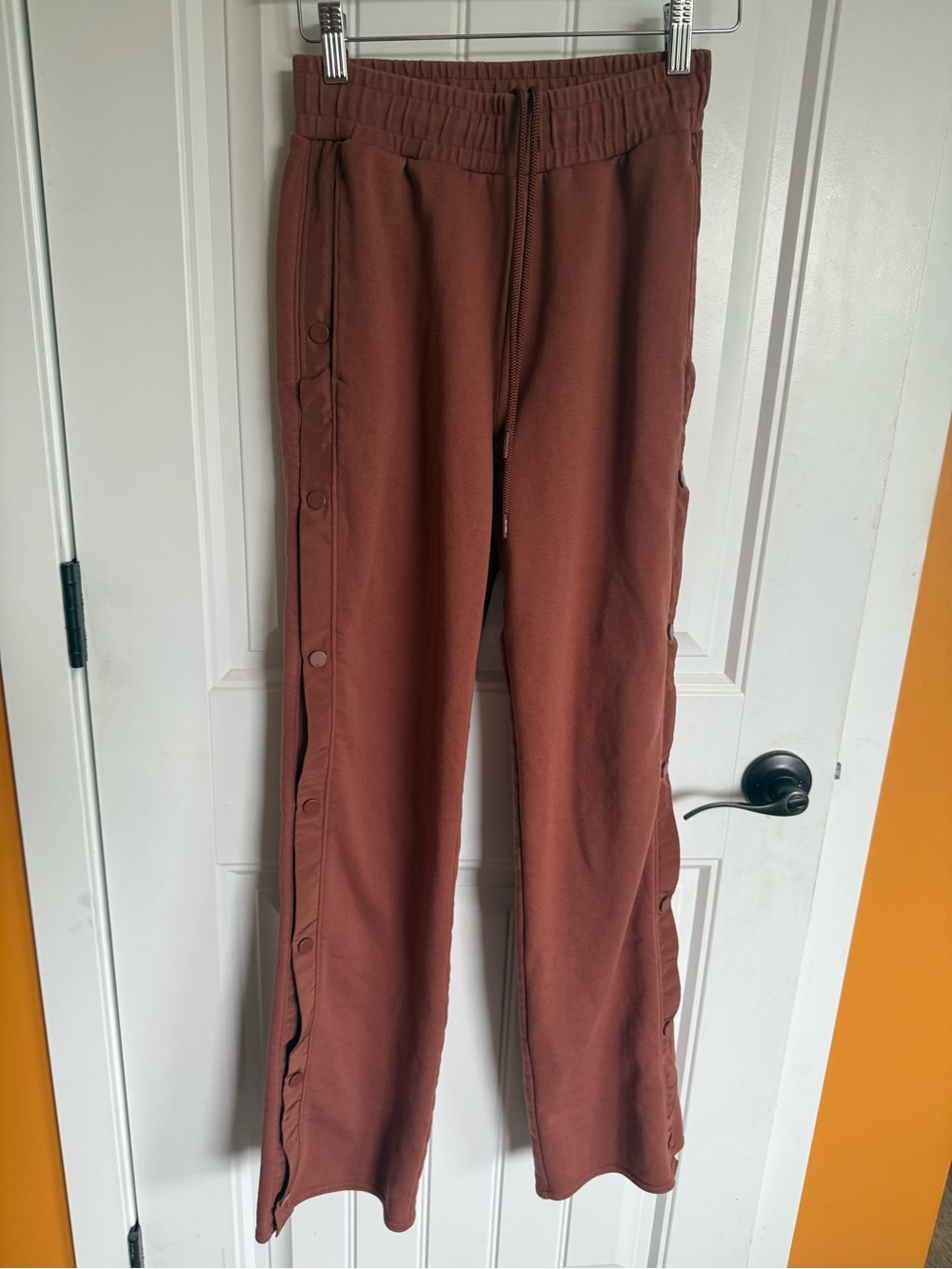 ALO Yoga Snap-Trim Joggers in Rust Brown